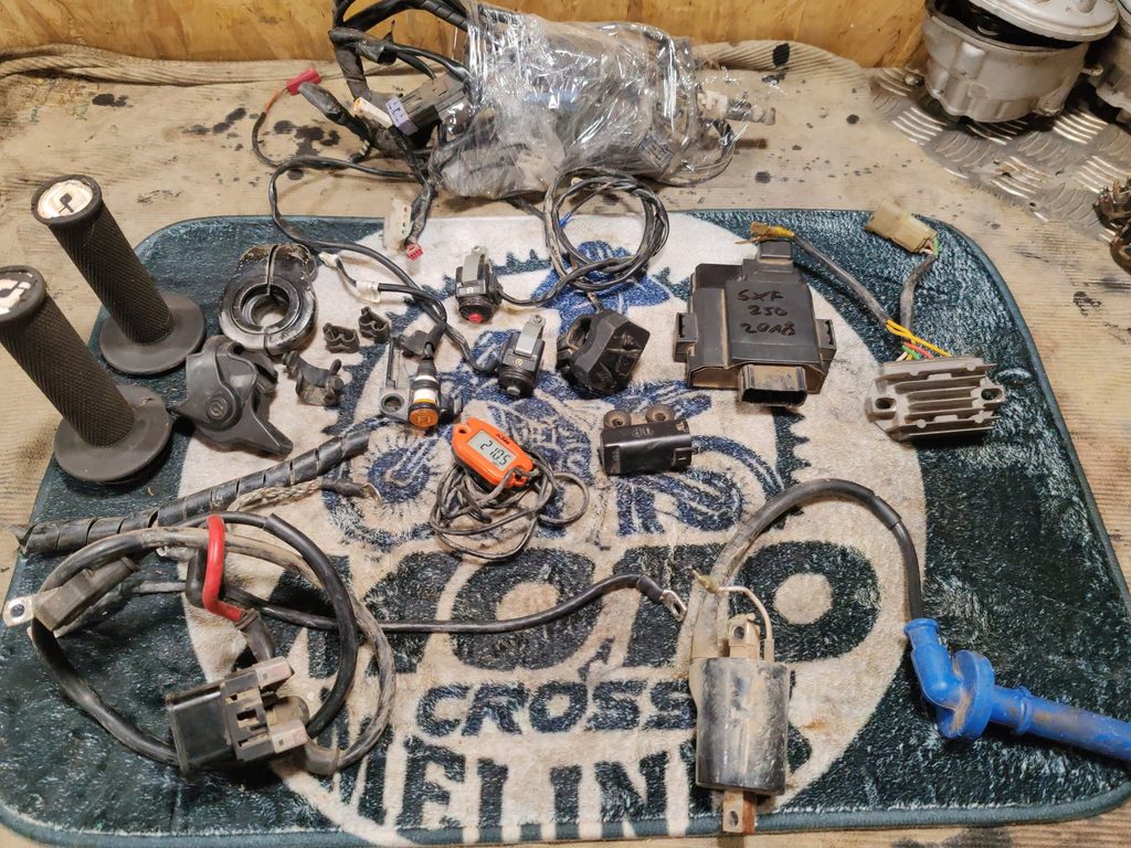 KOMPLET ELEKTRIKA, ECU RAČUNALNIK, VŽIGALNA TULJAVA, REGULATOR, TIPKE KRMILA....